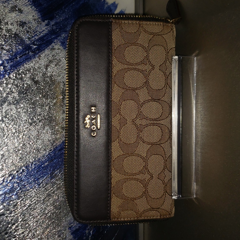 Coach Signature Longwallet NWT - Picture 8 of 8